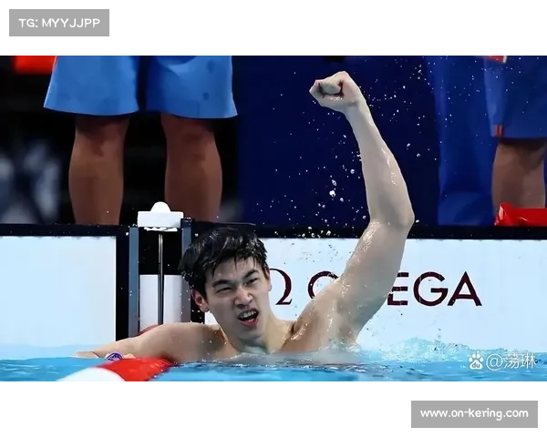 潘展乐与波波维奇训练池畔交换泳帽，展现高手间惺惺相惜